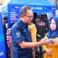 Keterangan foto: Pj. Group Head Central Region XL Axiata, Arif Farhan Budiyanto (kiri), melayani pelanggan yang merupakan warga terdampak di Posko Telepon Gratis milik XL Axiata, yang berada di RSUD Sayang Cianjur, Jawa Barat, Rabu (23/11). Untuk memudahkan seluruh pelanggan, XL Axiata membuka saluran Donasi Pulsa. Untuk bisa berdonasi pulsa, pelanggan prabayar XL dan AXIS serta XL Prioritas cukup mengirimkan SMS ke 6116 dengan format Donasi <spasi> XLPEDULIBENCANA <spasi> nominal, untuk pelanggan XL dan XL Prioritas, serta Donasi <spasi> AXISPEDULIBENCANA <spasi> nominal bagi pelanggan AXIS. Selain SMS, pelanggan juga bisa berdonasi melalui *123#6116# pilih XLBerbagi_PEDULIBENCANA, dengan nominal mulai dari Rp 1.000 hingga Rp 200.000. Seluruh hasil donasi dari pelanggan akan disalurkan untuk membantu korban terdampak Gempa Cianjur.