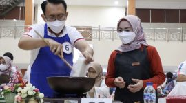 Ketereang foto : Pj Bupati Bekasi, Dani Ramdan bersama istri mengikuti lomba memasak nasi goreng dalam rangka HUT ke-23 Dharma Wanita Persatuan (DWP) Kabupaten Bekasi.