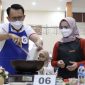 Ketereang foto : Pj Bupati Bekasi, Dani Ramdan bersama istri mengikuti lomba memasak nasi goreng dalam rangka HUT ke-23 Dharma Wanita Persatuan (DWP) Kabupaten Bekasi.