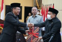 Keterangan Foto : Pj Bupati Bekasi Dani Ramdan memberikan penjelasan pada Paripurna DPRD Kabupaten Bekasi di Gedung DPRD Kabupaten Bekasi, Komplek Pemkab, Cikarang Pusat pada Senin, (08/11).
