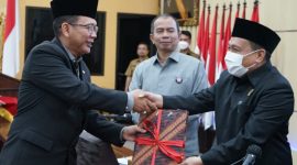 Keterangan Foto : Pj Bupati Bekasi Dani Ramdan memberikan penjelasan pada Paripurna DPRD Kabupaten Bekasi di Gedung DPRD Kabupaten Bekasi, Komplek Pemkab, Cikarang Pusat pada Senin, (08/11).

