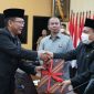 Keterangan Foto : Pj Bupati Bekasi Dani Ramdan memberikan penjelasan pada Paripurna DPRD Kabupaten Bekasi di Gedung DPRD Kabupaten Bekasi, Komplek Pemkab, Cikarang Pusat pada Senin, (08/11).
