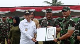 Pj Bupati Bekasi Dani Ramdan bersama unsur Forkopimda menghadiri upacara penutupan kegiatan TNI Manunggal Membangun Desa (TMMD) ke-115 tahun 2022.