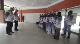 Kepala Dinas SDABMBK menyemangati para atlet renang Kabupaten Bekasi di Halaman Aquatic Centre, Komplek Stadion Wibawa Mukti, Kecamatan Cikarang Timur, Senin (31/10).
