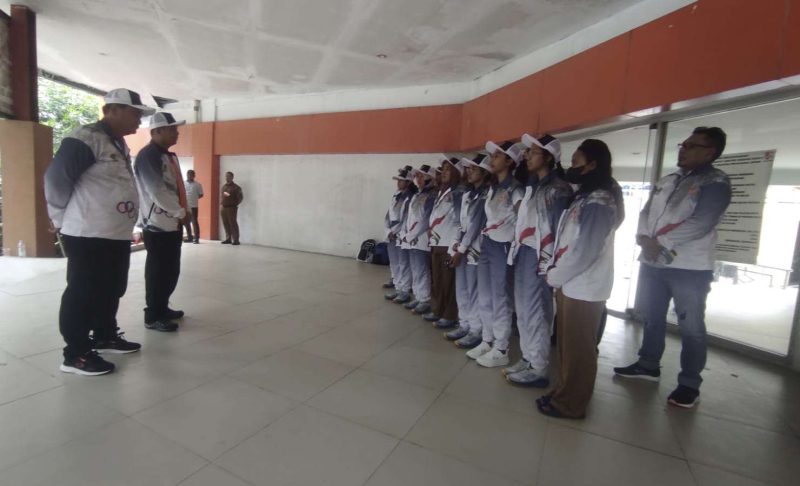 Kepala Dinas SDABMBK menyemangati para atlet renang Kabupaten Bekasi di Halaman Aquatic Centre, Komplek Stadion Wibawa Mukti, Kecamatan Cikarang Timur, Senin (31/10).
