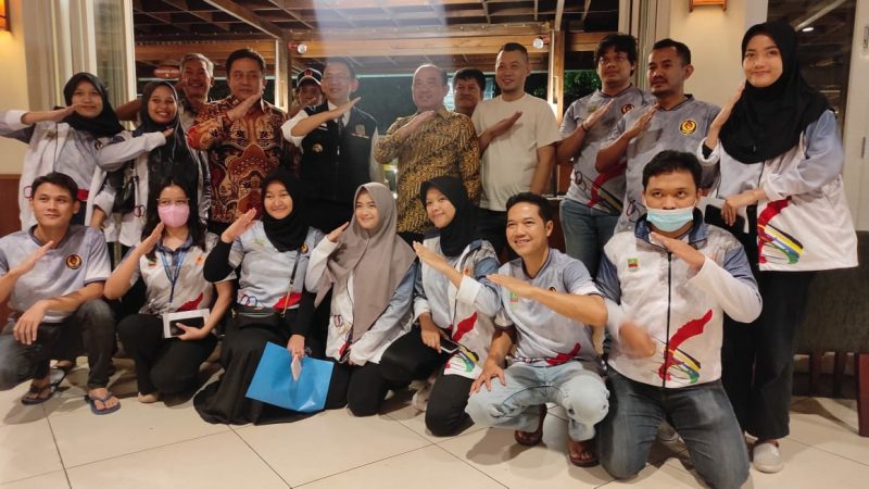 Keterangan foto : Pj Bupati Bekasi Dani Ramdan, Sekda Kabupaten Bekasi Dedy Supriadi, Kepala BKPSDM Kabupaten Bekasi H.Abdilah dan Ketua Koni Kabupaten Bekasi, Reza Lutfi Hasan berfoto bersama atlet menembak Kabupaten Bekasi.