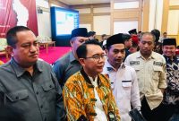 PJ Bupati Bekasi Dani Ramdan, bersama Jajang Abdul Ghofur selaku Ketua KPU Kabupaten Bekasi dan Syaiful Bachri selaku ketua Bawaslu Kabupaten Bekasi