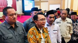 PJ Bupati Bekasi Dani Ramdan, bersama Jajang Abdul Ghofur selaku Ketua KPU Kabupaten Bekasi dan Syaiful Bachri selaku ketua Bawaslu Kabupaten Bekasi 