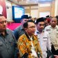 PJ Bupati Bekasi Dani Ramdan, bersama Jajang Abdul Ghofur selaku Ketua KPU Kabupaten Bekasi dan Syaiful Bachri selaku ketua Bawaslu Kabupaten Bekasi 