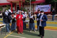 Dra. Turheni Komar, M.Pd, Kepala SMA Negeri 17 Kota Bekasi bersama para siswa-siswi SMAN 17 Kota Bekasi 