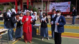 Dra. Turheni Komar, M.Pd, Kepala SMA Negeri 17 Kota Bekasi bersama para siswa-siswi SMAN 17 Kota Bekasi 