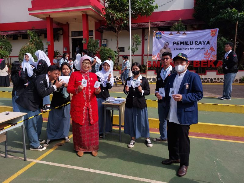 Dra. Turheni Komar, M.Pd, Kepala SMA Negeri 17 Kota Bekasi bersama para siswa-siswi SMAN 17 Kota Bekasi 