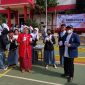 Dra. Turheni Komar, M.Pd, Kepala SMA Negeri 17 Kota Bekasi bersama para siswa-siswi SMAN 17 Kota Bekasi 