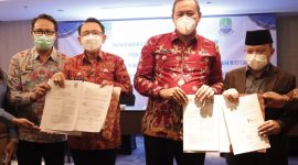 Penandatanganan kesepakatan dilakukan langsung oleh Penjabat (Pj) Bupati Bekasi, Dani Ramdan dan Pelaksana Tugas (Plt) Walikota Bekasi, Tri Adhianto di Hotel Nuanza Cikarang, Kabupaten Bekasi, kemarin (8/12/2022).