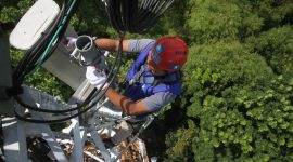 Keterangan Foto: Teknisi melakukan pengecekan jaringan pada perangkat Base Transceiver Station (BTS) milik XL Axiata yang berlokasi di Kecamatan Mantingan, Kabupaten Ngawi, Jawa Timur, Selasa (20/12). Berdasarkan lonjakan trafik di tahun-tahun sebelumnya, manajemen XL Axiata memprediksi akan terjadi peningkatan trafik mencapai 2-3x lipat dibandingkan rata-rata trafik pada kondisi normal hari biasa, dan naik sekitar 25% dibandingkan trafik Nataru tahun lalu. XL Axiata telah menyiapkan jaringan dengan kapasitas 2x lipat lebih besar dari hari normal.