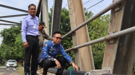 PERBAIKAN : Camat Cibarusah bersama Kepala Kantor Cabang Perusahaan Daerah Air Minum (PDAM) cabang Cibarusah, meninjau pemindahan pipa aliran air PDAM ke bahu Jembatan Cipamingkis.
