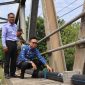 PERBAIKAN : Camat Cibarusah bersama Kepala Kantor Cabang Perusahaan Daerah Air Minum (PDAM) cabang Cibarusah, meninjau pemindahan pipa aliran air PDAM ke bahu Jembatan Cipamingkis.
