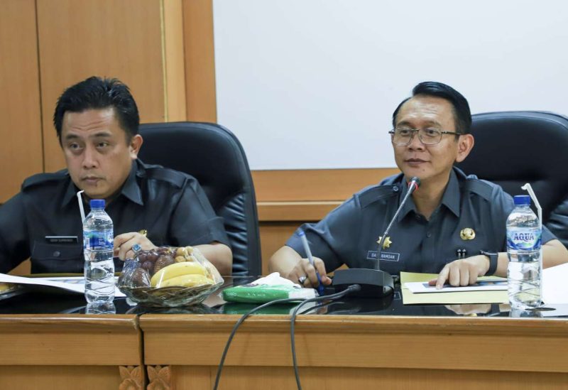 Pj Bupati Bekasi Dani Ramdan didampingi Sekretaris Daerah Dedy Supriyadi, memimpin Rapat Pimpinan Evaluasi Laporan dan Pelaksanaan Kegiatan Pembangunan tahun 2022, di Ruang Rapat KH. Ma'mun Nawawi, Kantor Bupati Bekasi, Komplek Pemkab Bekasi, Cikarang Pusat, pada Selasa (20/12/2022).