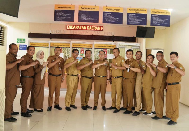  Pj. Bupati Bekasi, Dani Ramdan, memberikan apresiasi kepada Badan Pendapatan Daerah (Bapenda) Kabupaten Bekasi
