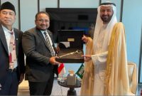 Menteri Agama RI Yaqut Cholil Qoumas saat menandatangani kesepakatn kuota haji Indonesia untuk tahun 2023 di Jeddah, Arab Saudi, Minggu (8/1/2023). (Sumber: Kementerian Agama RI)