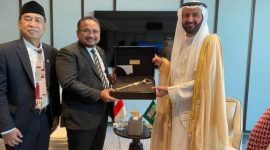 Menteri Agama RI Yaqut Cholil Qoumas saat menandatangani kesepakatn kuota haji Indonesia untuk tahun 2023 di Jeddah, Arab Saudi, Minggu (8/1/2023). (Sumber: Kementerian Agama RI)