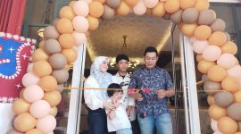 Simbolis: Gunting Pita Ricka bersama sang suami dan anak-anaknya resmi membuka Erza Food & Coffee, Sabtu 18 Februari 2023.