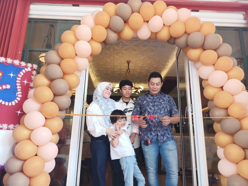 Simbolis: Gunting Pita Ricka bersama sang suami dan anak-anaknya resmi membuka Erza Food & Coffee, Sabtu 18 Februari 2023.