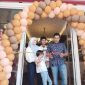 Simbolis: Gunting Pita Ricka bersama sang suami dan anak-anaknya resmi membuka Erza Food & Coffee, Sabtu 18 Februari 2023.