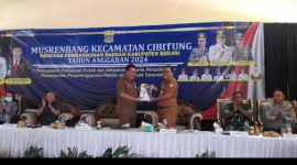 Kepala Badan Perencanaan Pembangunan Daerah, H. Entah Ismanto bersama Camat Cibitung Encun Sunarto saat acara Musrenbang Tingkat Kecamatan Cibitung, Sabtu 20 Februari 2023.