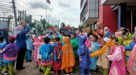 Dinas Pemadam Kebakaran (Damkar)  Kabupaten Bekasi menerima kunjungan edukasi dari TK Mutiara Hasunah dan TK Baitul Rahman Tambun selatan, pada Selasa (21/2/2023). 