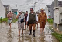 Meninjau: Kepala Desa Muktiwari Bahrudin, SE mendampingi Camat Cibitung Encun Sunarto dan Anggota DPRD Kabupaten Bekasi Jampang, Senin 27 Februari 2023.