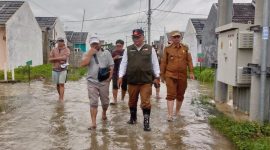 Meninjau: Kepala Desa Muktiwari Bahrudin, SE mendampingi Camat Cibitung Encun Sunarto dan Anggota DPRD Kabupaten Bekasi Jampang, Senin 27 Februari 2023.