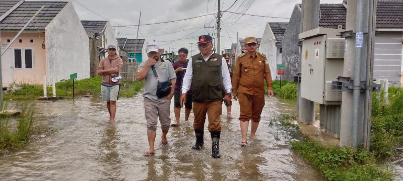 Meninjau: Kepala Desa Muktiwari Bahrudin, SE mendampingi Camat Cibitung Encun Sunarto dan Anggota DPRD Kabupaten Bekasi Jampang, Senin 27 Februari 2023.