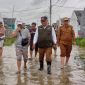 Meninjau: Kepala Desa Muktiwari Bahrudin, SE mendampingi Camat Cibitung Encun Sunarto dan Anggota DPRD Kabupaten Bekasi Jampang, Senin 27 Februari 2023.