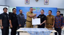 Acara serah terima tiga wilayah pelayanan PDAM Tirta Bhagasasi dari Pemkab Bekasi kepada Pemerintah Kota Bekasi, di Kantor PDAM Tirta Bhagasasi, Tegal Danas, Cikarang Pusat, Selasa, (7/2/2023).
