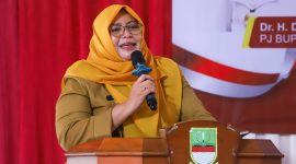 Camat Tambelang, Firzawati.
