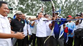 Pj Bupati Bekasi, Dani Ramdan membuka secara resmi Kejuaraan Panahan 1st West Java Archery League 2023 Piala Pj Bupati Bekasi, di Lapangan FSCM Jababeka, Cikarang Utara, Kabupaten Bekasi, Rabu (22/02/2023).