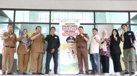 epala Bidang Informasi dan Komunikasi Publik(IKP) Diskominfosantik Kabupaten Bekasi, Rhamdan Nurul Ikhsan beserja jajaran pejabat Sub Koordinator IKP, berfoto bersama dengan Tim Jabar Saber Hoaks, usai menggelar rapat di Gedung Diskominfosantik, Komplek Pemkab Bekasi, Cikarang Pusat, Selasa (21/02/2023). 