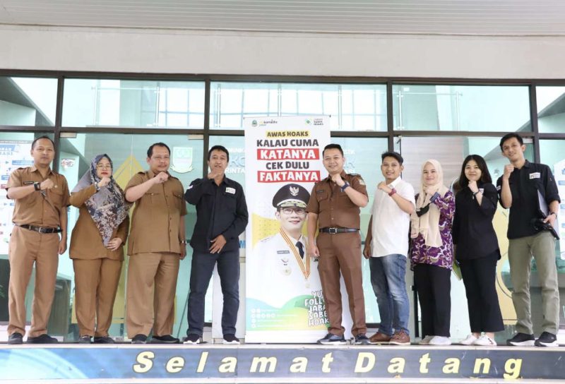 epala Bidang Informasi dan Komunikasi Publik(IKP) Diskominfosantik Kabupaten Bekasi, Rhamdan Nurul Ikhsan beserja jajaran pejabat Sub Koordinator IKP, berfoto bersama dengan Tim Jabar Saber Hoaks, usai menggelar rapat di Gedung Diskominfosantik, Komplek Pemkab Bekasi, Cikarang Pusat, Selasa (21/02/2023). 