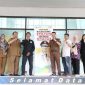 epala Bidang Informasi dan Komunikasi Publik(IKP) Diskominfosantik Kabupaten Bekasi, Rhamdan Nurul Ikhsan beserja jajaran pejabat Sub Koordinator IKP, berfoto bersama dengan Tim Jabar Saber Hoaks, usai menggelar rapat di Gedung Diskominfosantik, Komplek Pemkab Bekasi, Cikarang Pusat, Selasa (21/02/2023). 