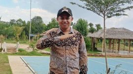 Pj Kepala Desa Cibening, Abdul Rachmat meninjau lokasi Taman Waluh yang menjadi konsep desa wisata di Desa Cibening.
