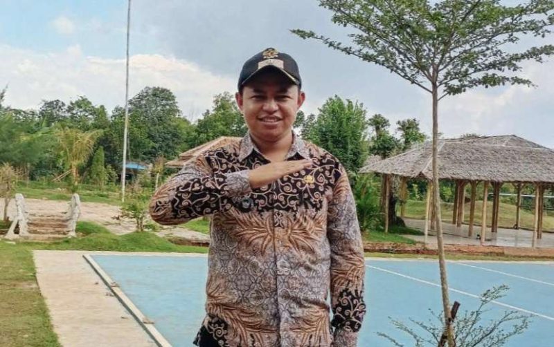 Pj Kepala Desa Cibening, Abdul Rachmat meninjau lokasi Taman Waluh yang menjadi konsep desa wisata di Desa Cibening.