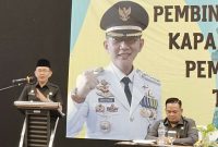 Pj Bupati Bekasi Dani Ramdan saat menyampaikan pengarahan di acara Pembinaan Peningkatan Kapasitas Aparatur Pemerintah Desa tahun 2023 yang digelar oleh Dinas Pemberdayaan Masyarakat dan Desa (DPMD) di Hotel Primebize Cikarang Selatan, pada Selasa (7/2/2023).