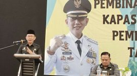 Pj Bupati Bekasi Dani Ramdan saat menyampaikan pengarahan di acara Pembinaan Peningkatan Kapasitas Aparatur Pemerintah Desa tahun 2023 yang digelar oleh Dinas Pemberdayaan Masyarakat dan Desa (DPMD) di Hotel Primebize Cikarang Selatan, pada Selasa (7/2/2023).