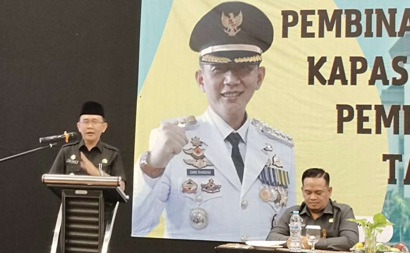 Pj Bupati Bekasi Dani Ramdan saat menyampaikan pengarahan di acara Pembinaan Peningkatan Kapasitas Aparatur Pemerintah Desa tahun 2023 yang digelar oleh Dinas Pemberdayaan Masyarakat dan Desa (DPMD) di Hotel Primebize Cikarang Selatan, pada Selasa (7/2/2023).