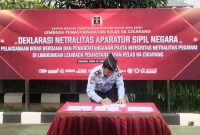 MOU : Lembaga Pemasyarakatan Lapas Cikarang melaksanakan penandatanganan Pakta Integritas Netralitas Pegawai di Lembaga Pemasyarakatan Kelas IIA Cikarang, di Halaman Gedung I Lembaga Pemasyarakatan Kelas IIA Cikarang, Senin (13/02/).