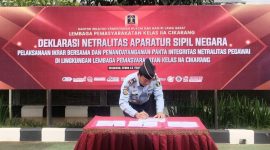 MOU : Lembaga Pemasyarakatan Lapas Cikarang melaksanakan penandatanganan Pakta Integritas Netralitas Pegawai di Lembaga Pemasyarakatan Kelas IIA Cikarang, di Halaman Gedung I Lembaga Pemasyarakatan Kelas IIA Cikarang, Senin (13/02/).