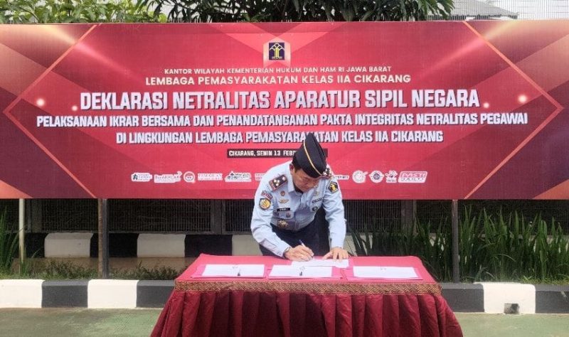 MOU : Lembaga Pemasyarakatan Lapas Cikarang melaksanakan penandatanganan Pakta Integritas Netralitas Pegawai di Lembaga Pemasyarakatan Kelas IIA Cikarang, di Halaman Gedung I Lembaga Pemasyarakatan Kelas IIA Cikarang, Senin (13/02/).