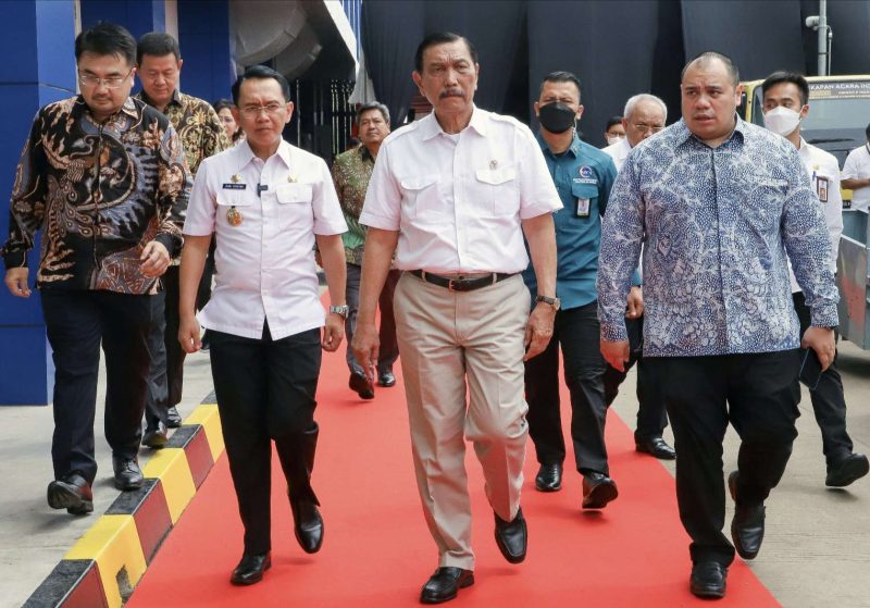 Menteri Koordinator Bidang Maritim dan Investasi (Menko Marves), Luhut Binsar Panjaitan, meresmikan fasilitas daur ulang ulang botol plastik Polyethylene Terephthalate (PET), PT Amandina Bumi Nusantara (Amandina), di Kawasan Industri GIIC Cikarang, Cicau, Cikarang Pusat, Kabupaten Bekasi, Rabu (8/2 /2023). Foto: Wulan MY/Newsroom Diskominfosantik.
