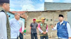 Sekretaris Disperkimtan, Nur Chaidir meninjau lokasi korban angin puting beliung di Kampung Buwek, RT 03/02, Desa SumberJaya, Kecamatan Tambun Selatan.